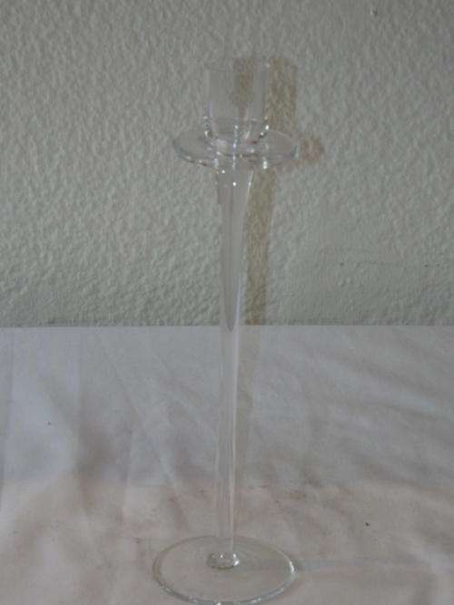 A STUNNING TALL GLASS SINGLE CANDLE CANDLE HOLDER IN EXCELLENT CONDITION