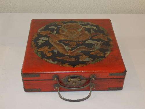 A MAGNIFICENT ORIENTAL GOLD/RED LACQUERED BOX WITH TRADITIONAL HANDLES AND A CHESS SET INSIDE