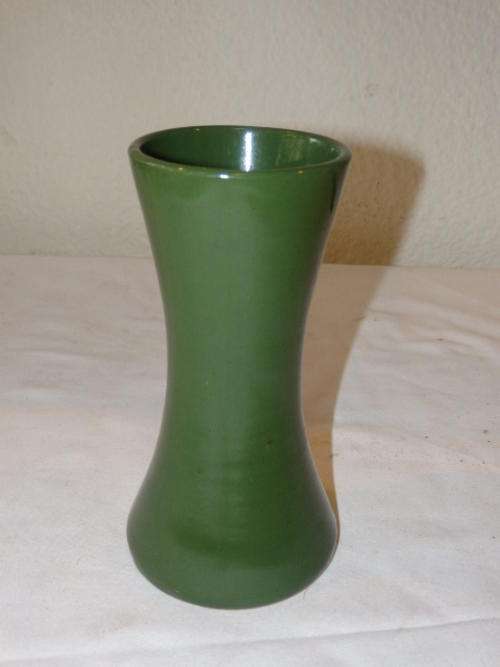 A BEAUTIFUL BOURNE DENBY DEEP GREEN GLAZED CERAMIC FLOWER VASE IN GREAT CONDITION