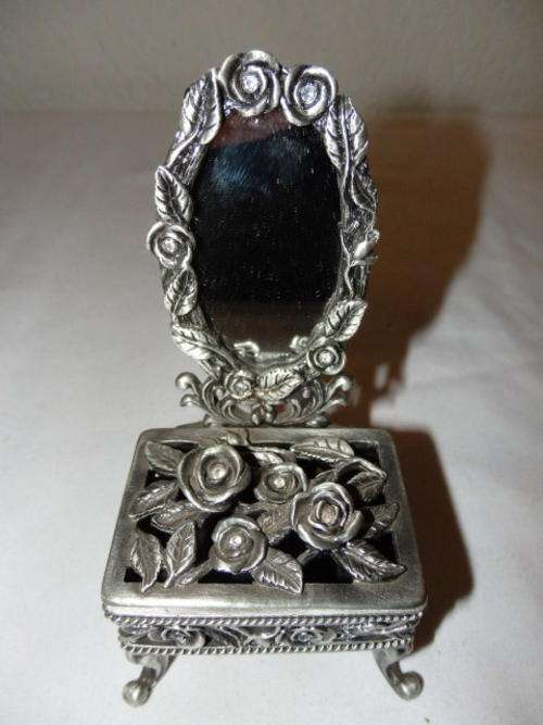 A EXQUISITE INTRICATELY DETAILED METAL DRESSER TRINKET BOX WITH LID
