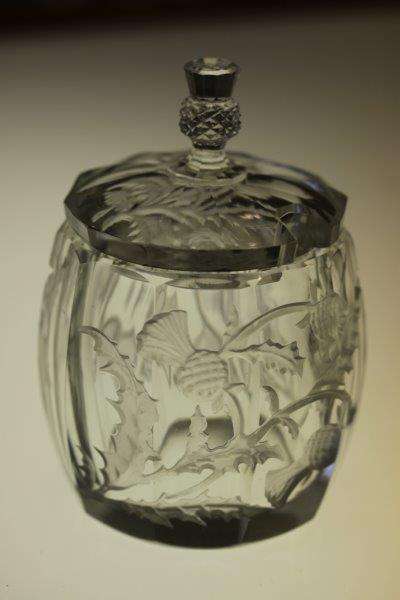 AN EXQUISITE LEAD CUT CRYSTAL LIDDED JAR WITH THE SCOTTISH THISTLE THEME