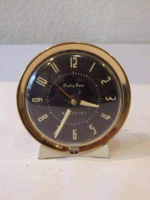 A FANTASTIC VINTAGE WESTCLOX OF SCOTLAND "BABY BEN" STYLE 8 WHITE BEDSIDE ALARM CLOCK