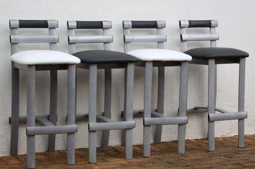 WOW!!! 4 STUNNING MODERN BAR CHAIRS IN GREAT CONDITION!!! 2 BLACK & 2 WHITE...