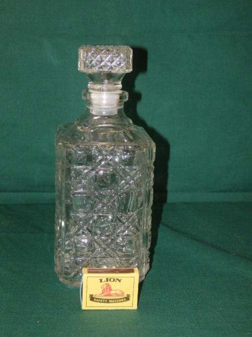 A STUNNING LUMINARC OF FRANCE GLASS 750ml WHISKEY DECANTER WITH STOPPER