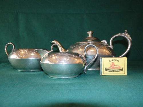 A STUNNING ANTIQUE JOHN TURTON & Co. SILVER PLATED TEA SET WITH TEAPOT, SUGAR BOWL AND MILK JUG
