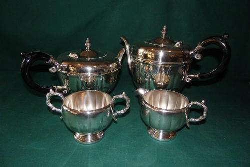 A STUNNING VINTAGE VIKING OF CANADA EPNS SILVER PLATED TEA AND COFFEE SET WITH BAKELITE HANDLES