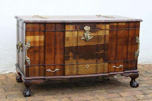 ABSOLUTELY STUNNING, BEAUTIFUL VINTAGE KIST WITH AMAZING DETAIL - AWESOME, FANTASTIC CONDITION...