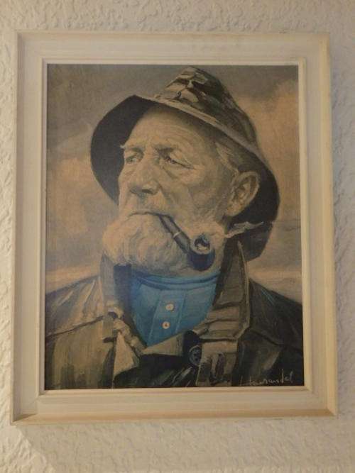 AN AMAZING FRAMED PRINT OF AN OLD WHALING SEA CAPTAIN SMOKING HIS PIPE WITH HIS RAINCOAT AND CAP