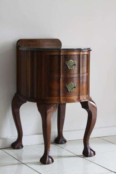 A BREATHTAKING VINTAGE BALL & CLAW SIDE-TABLE PEDASTAL IN PRISTINE CONDITION!!! AMAZING FURNITURE