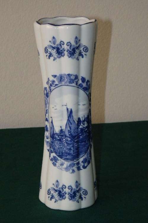A STUNNING ORIGINAL DELFT BLUE PORCELAIN VASE WITH TRADITIONAL WINDMILLS, BOATS AND FLOWERS