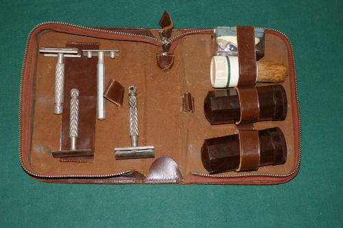 ***JOB LOT*** A COLLECTION OF GENTLEMAN'S VINTAGE SHAVING PARAPHERNALIA IN A BROWN ZIPPER CASE