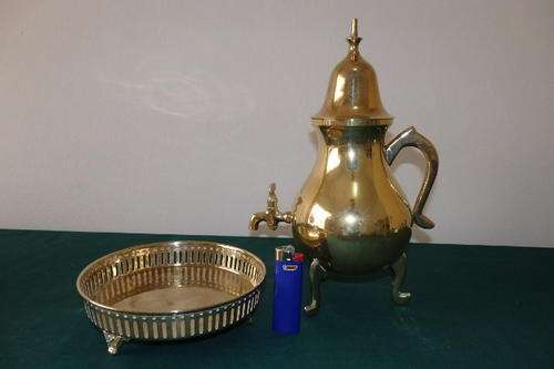 AN EXQUISITE VINTAGE SOLID BRASS THREE LEGGED TURKISH TEA SAMOVAR ON A THREE LEGGED BRASS TRAY