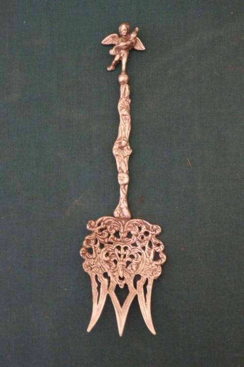 A MAGNIFICENT VINTAGE ITALIAN MADE "BAROQUE STYLE" CHERUB ORNATE MEAT FORK BY UGO BELLINI