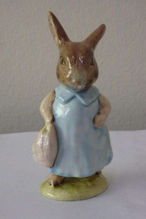 A FANTASTIC ROYAL DOULTON "BEATRIX POTTER" "MRS FLOPSY BUNNY" PORCELAIN FIGURINE IN MINT CONDITION
