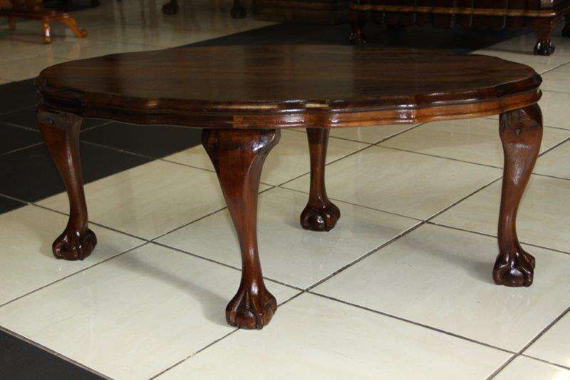 AN EXQUISITE UNIQUE BALL & CLAW OVAL COFFEE TABLE!!! STUNNING FURNITURE IN EXCELLENT CONDITION!
