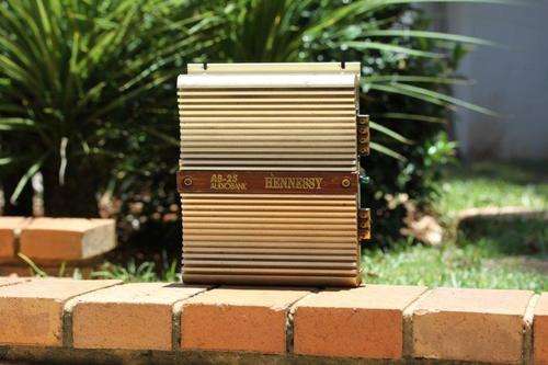 A FANTASTIC HENNESSY OF USA MODEL AB-25 AUDIO BANK AMPLIFIER IN WORKING CONDITION