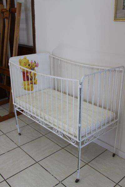 AN REALLY CUTE VINTAGE BABIES COT WITH WINNIE THE POOH IN GREAT CONDITION FOR THE AGE!!!