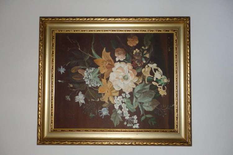 AN EXQUISITE FRAMED ACRYLIC ON CANVAS PAINTING BY ARTIST VERA SAPSED  OF AN ARRANGEMENT OF FLOWERS