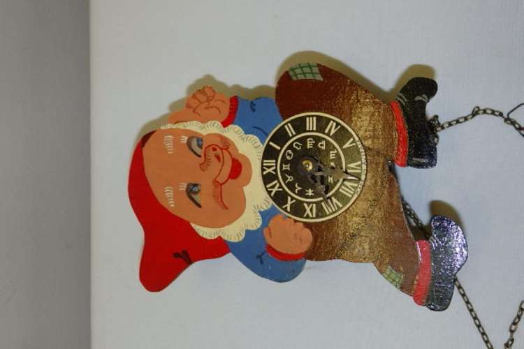 AN AWESOME VINTAGE AUSTRIAN MADE "SNOW WHITE AND THE SEVEN DWARVES" HAND CRAFTED "DWARF" WALL CLOCK