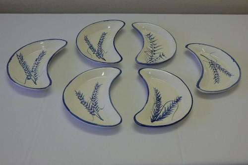 AN AWESOME COLLECTION OF SIX "THE POTTER" KIDNEY SHAPED HAND PAINTED BLUE AND WHITE BREAD PLATES