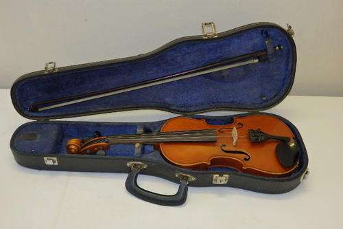 AN EXQUISITE VINTAGE REPRODUCED "ANTONIUS STRADIVARIUS" VIOLIN IN IT'S ORIGINAL HARD CASE