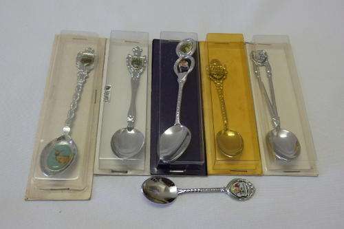AN AWESOME COLLECTION OF SIX COLLECTIBLE TEASPOONS INCLUDING ONE WITH THE OLD SA FLAG