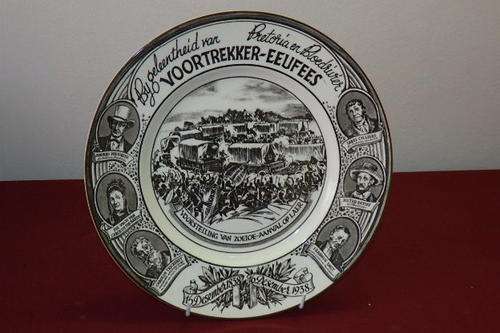 AN EXCEPTIONALLY RARE VINTAGE (1938) ROYAL DOULTON "BLACK AND WHITE" VOORTREKKER EEUFEES PLATE