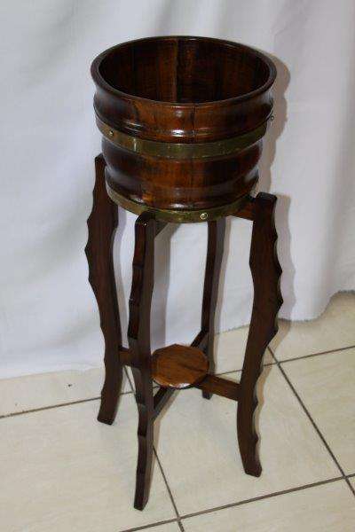 AN BEAUTIFUL VINTAGE PLANTER STAND & POT HOLDER IN EXCELLENT CONDITION!!! THE POT HOLDER IS SCARCE!!