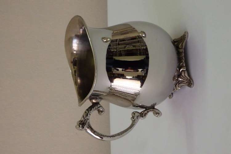 A WONDERFUL VINTAGE SILVER PLATED JUG - IDEAL AS A LARGER MILK JUG OR CUSTARD JUG ETC