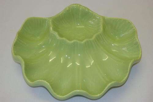 A FANTASTIC VINTAGE RETRO LIME GREEN CLAM SHELL SNACK BOWL WITH SEPARATE DIP SECTION