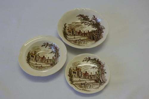 AN FANTASTIC VINTAGE JOHNSON BROTHERS OF ENGLAND "HADDON HALL" SOUP BOWL, DESSERT BOWL & SAUCER
