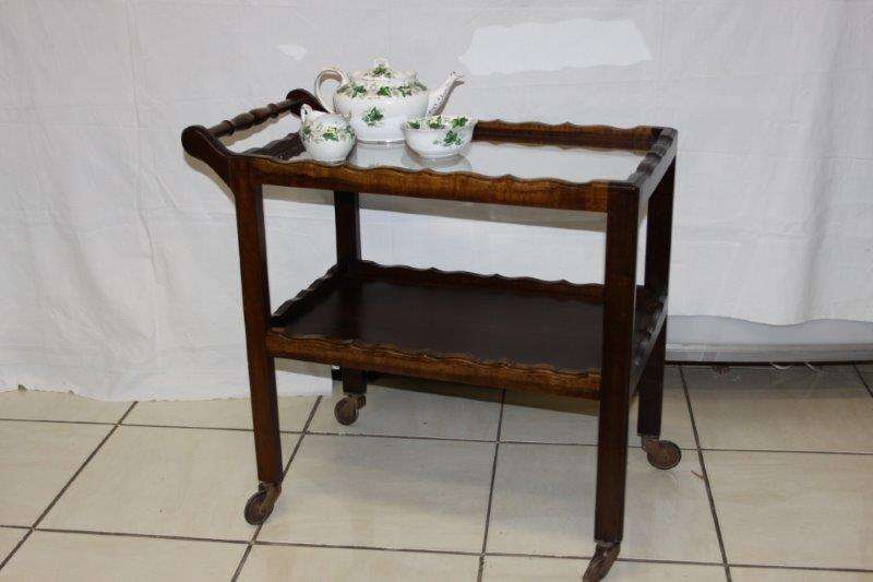 AN EXQUISITE VINTAGE BUTLERS TROLLEY WITH NICE DETAIL AND A GLASS TOP IN FANTASTIC CONDITION!!!