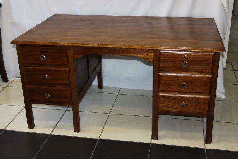 A BEAUTIFUL 6-DRAW VINTAGE EXECUTIVE DESK IN GREAT CONDITION FOR THE AGE!!! ENDLESS POSSIBILITIES...