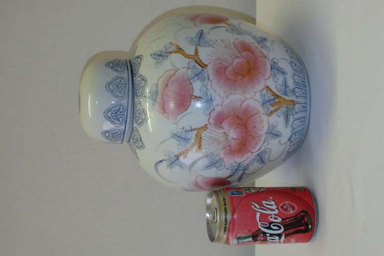 A MAGNIFICENT LARGE CHINESE PORCELAIN HAND PAINTED GINGER JAR IN PRISTINE CONDITION