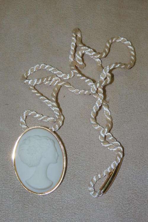 A MAGNIFICENT AND RARE NINA RICCI "PERFUMED JEWEL" "CAMEO" STYLE PENDANT NECKLACE