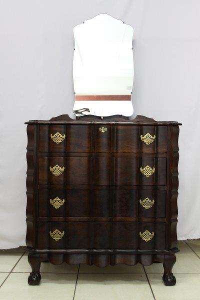 AN EXQUISITE ANTIQUE BALL & CLAW CHEST OF DRAWERS / DRESSER IN FANTASTIC CONDITION!!! WOW!!!