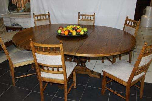 AN EXQUISITE LARGE HEAVY OAK TABLE WITH 6 CHAIRS IN EXCELLENT CONDITION! AWESOME!!
