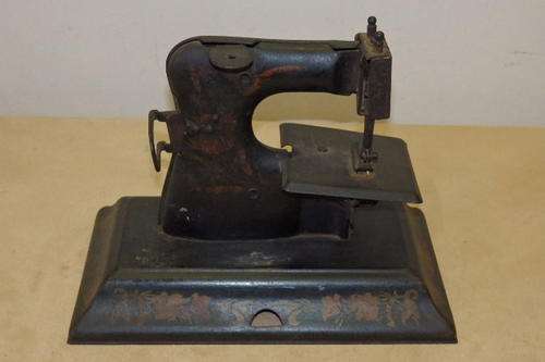 AN AMAZING AND VERY COLLECTABLE VINTAGE GERMAN MADE METAL CASIGE "TOY" SEWING MACHINE