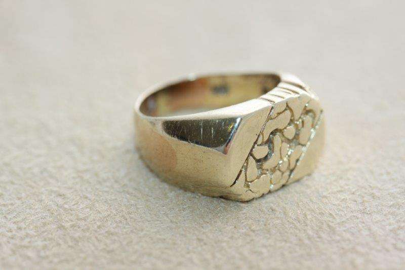 A STUNNING VINTAGE 9ct GOLD SIGNET RING WITH EQUISITE DETAIL AND IN A NICE RING BOX!!!