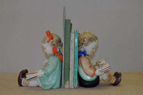 AN AWESOME VINTAGE (1950's) PORCELAIN "BOOKENDS" FIGURINE SET OF CHILDREN READING PICTURE BOOKS
