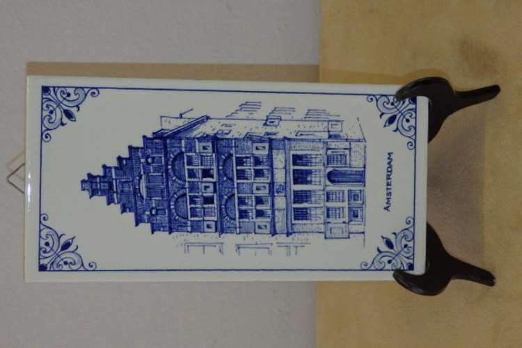 AN AMAZINGE DELFT OF HOLLAND HAND PAINTED PORCELAIN TILE OF AN AMSTERDAM HOUSE THAT LINE THE CANALS