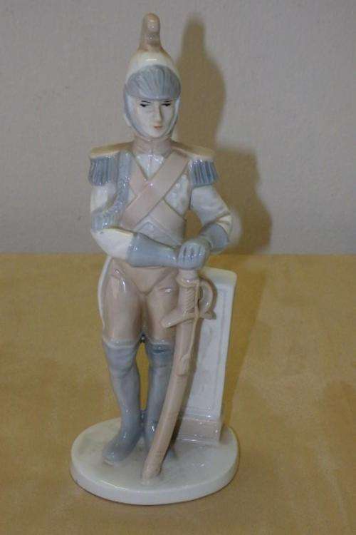 AN AWESOME "ROMAN LEGIONARY" PORCELAIN FIGURINE IN PRISTINE CONDITION