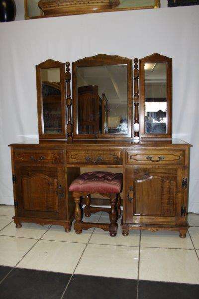 AN EXQUISITE SOLID TEAK? IMBUIA? DRESSER c/w A BEAUTIFUL TILTING MIRROR & STOOL!! AWESOME FURNITURE