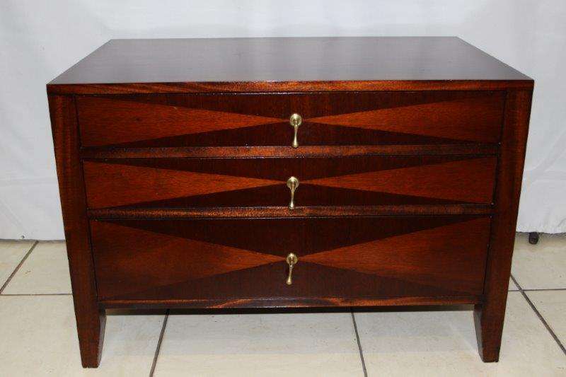 AN EXQUISITE FRENCH GLAZE CHEST OF DRAWERS c/w STUNNING WOOD INLAY IN FANTASTIC CONDITION!!! WOW!!!