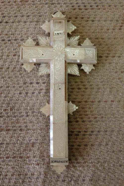 A STUNNING VINTAGE MOTHER OF PEARL HAND CARVED CRUCIFIX WITH THE 14 STATIONS OF THE CROSS ON BACK