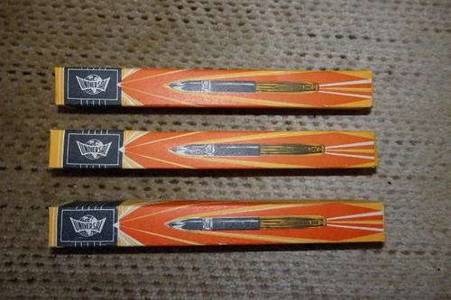 THREE AWESOME VINTAGE ITALIAN MADE "UNIVERSAL" FOUNTAIN PENS IN THEIR ORIGINAL BOXES
