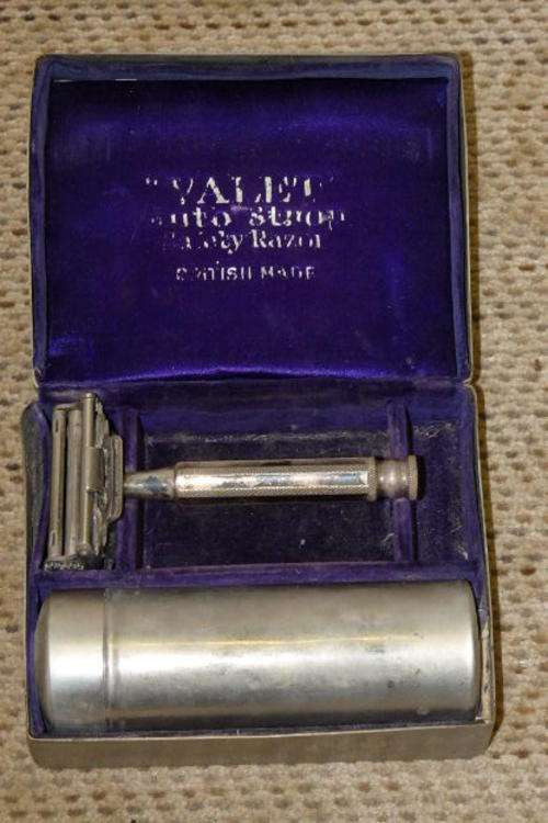 A RARE VINTAGE (c1950's) BRITISH MADE "VALET" AUTO STROP SAFETY RAZOR IN A CHROMED BOX