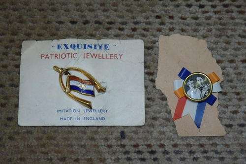 TWO VINTAGE OLD SOUTH AFRICAN "PATRIOTIC" JEWELLERY BROOCHES