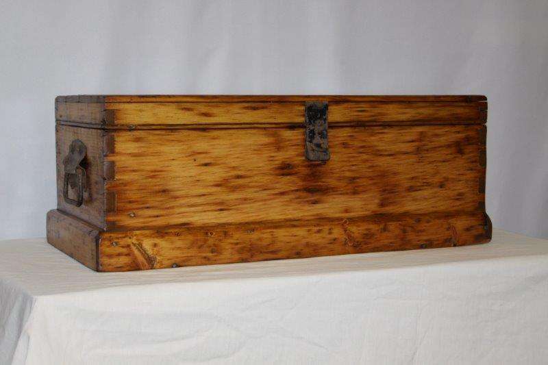 AN EXQUISITE LGE VINTAGE STORAGE TOOL BOX WITH OPENING LID & ORIGINAL HANDLES! AWESOME & DIFFERENT