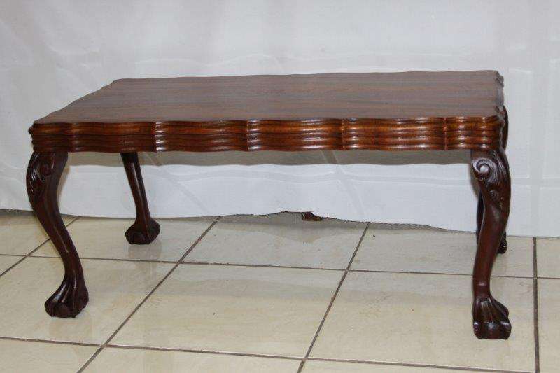 AN EXQUISITE UNIQUE CARVED BALL & CLAW COFFEE TABLE WITH STUNNING DETAIL!!! EXCELLENT CONDITION!!!